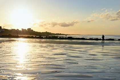France, Calvados (14), Pays d'Auge, la côte Fleurie, Cabourg, promenade au coucher de soleil sur la plage de la station balnéaire