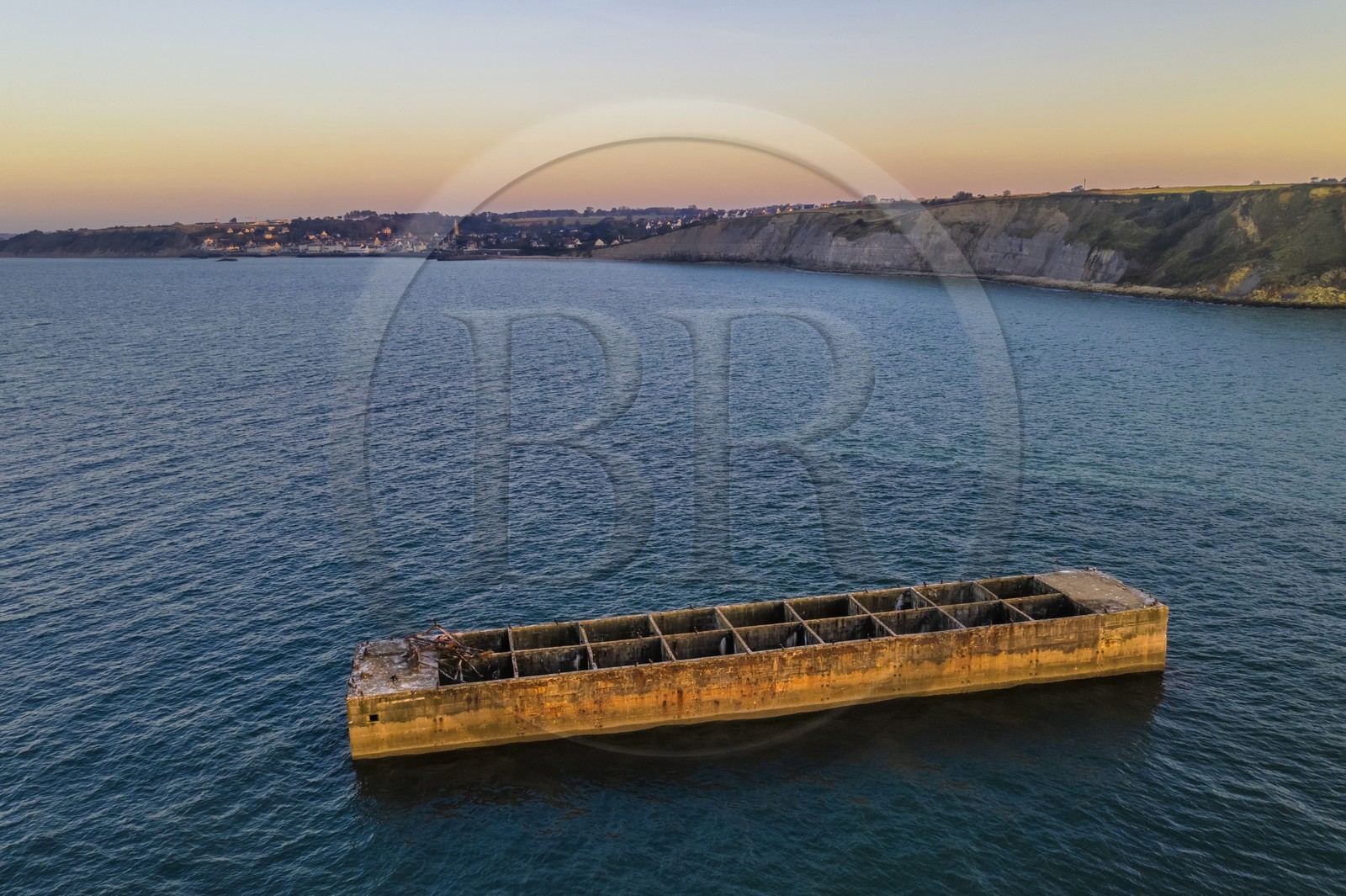 France, Calvados (14), Arromanches-les-Bains, falaises du cap Manvieux, vestiges du Mulberry B ou port Winston, caissons Phoenix (vue aérienne)