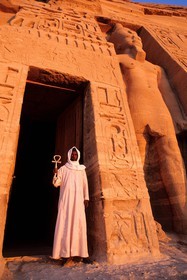 Egypte, vallée du Nil, Abou Simbel, porte d'entrée du petit temple dédié à Hathor en hommage à Néfertari, l'épouse de Ramsès II