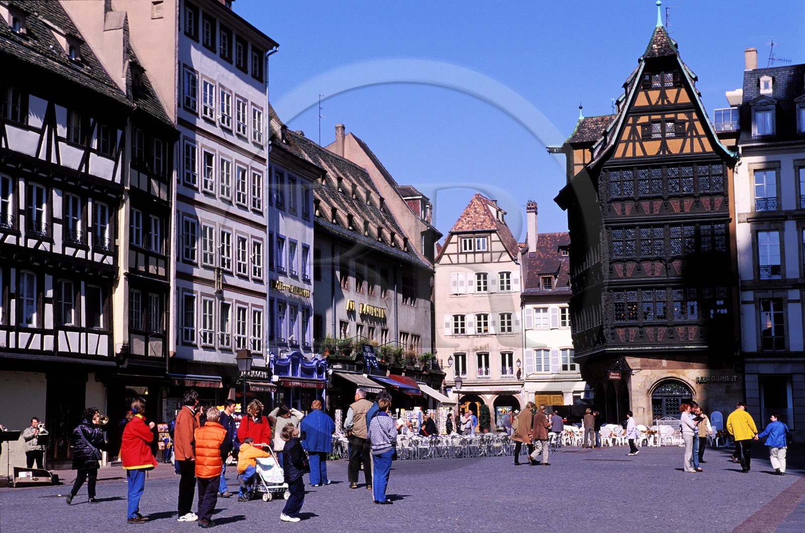 France, Bas-Rhin (67), Strasbourg, vieille ville classée au Patrimoine Mondial de l'UNESCO, place de la cathédrale, la Maison Kammerzell du XVe-XVIe siècle, reconvertie en hôtel-restaurant