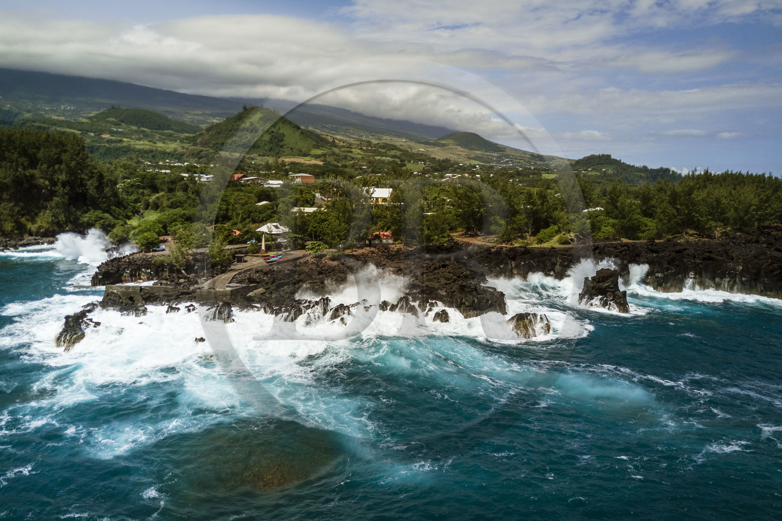 France, Ile de la Reunion, Saint-Joseph, le petit port de la Marine de Langevin dans un couloir naturel de roche basaltique issue d'une ancienne coulée de lave qui a permis l'installation d'un débarcadère (vue aérienne)