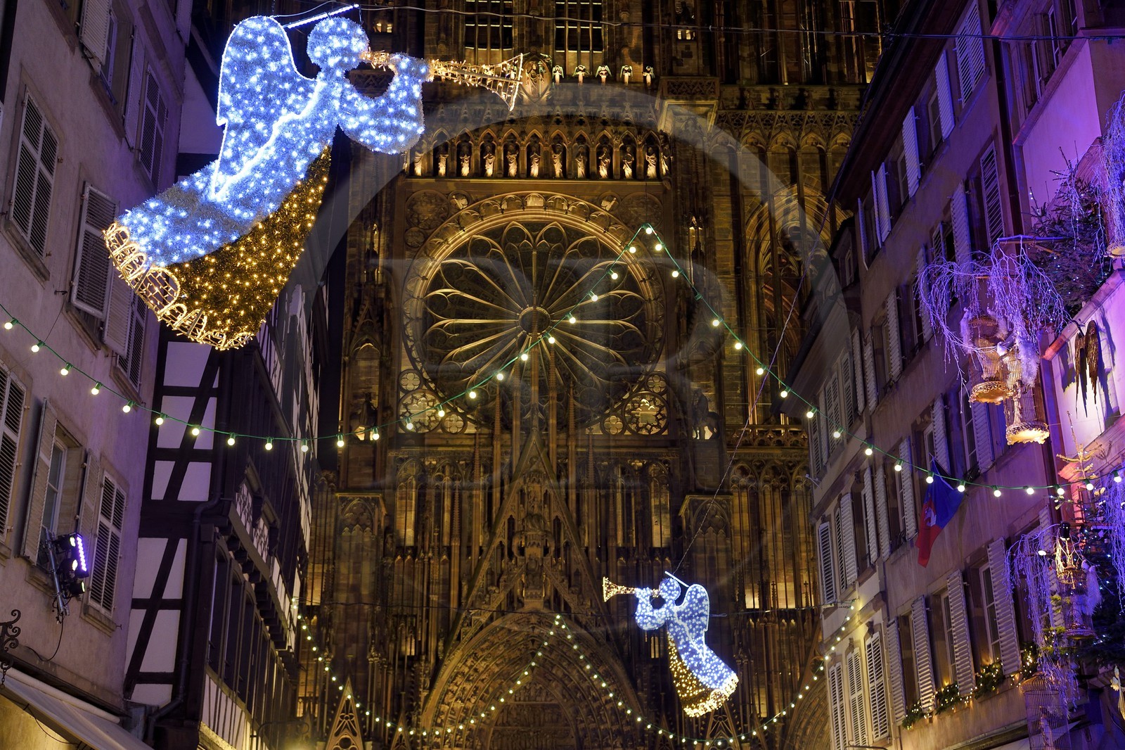 France, Bas-Rhin (67), Strasbourg, vieille ville classée au Patrimoine Mondial de l'UNESCO, anges en décorations de Noël dans la rue Mercière et Cathédrale Notre-Dame