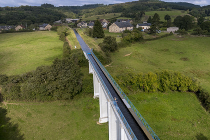 France, Nièvre (58), Parc naturel régional du Morvan, Montreuillon, pont aqueduc d’Oussy le long de la Rigole d’Yonne qui puise les eaux de l'Yonne au lac de Pannecière et alimente le canal du Nivernais (vue aérienne)