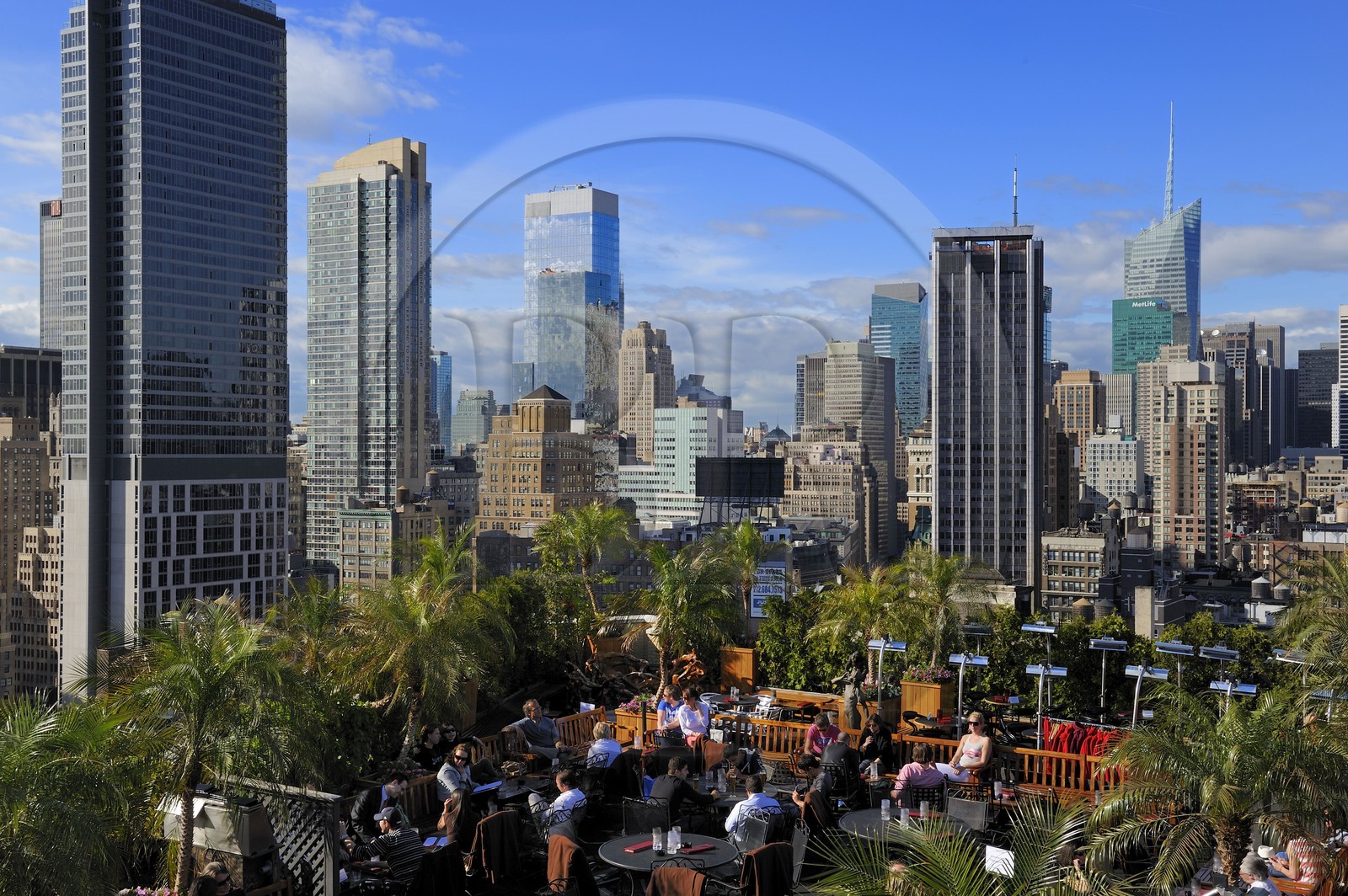 United States, New York, Manhattan, Midtown, the 230 terrace cafe on 5th Avenue and in the axis the Met Life Building and the Bank of Amerika Building