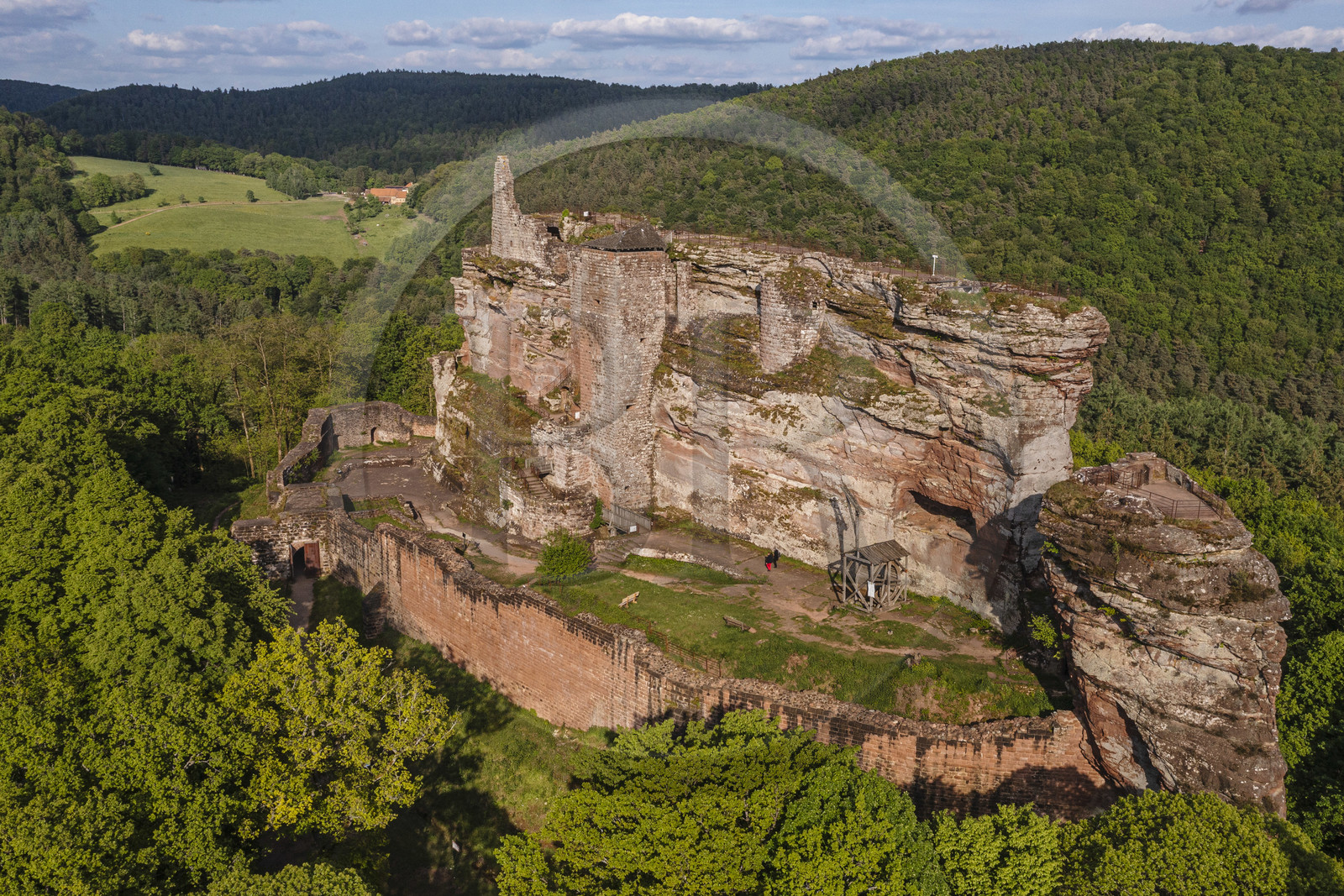 France, Bas-Rhin (67), Parc naturel régional des Vosges du Nord, Lembach, chateau de Fleckenstein (vue aérienne)
