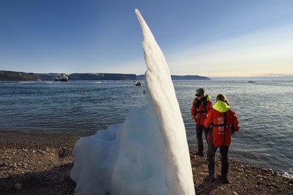 Groenland, cote Nord-Ouest, Smith sound au nord de la baie de Baffin, Inglefield Land, site de Etah dans le Foulke fjord, campement inuit aujourd'hui abandonné qui servit de base à plusieurs expéditions polaires, petit icebeg sur la plage