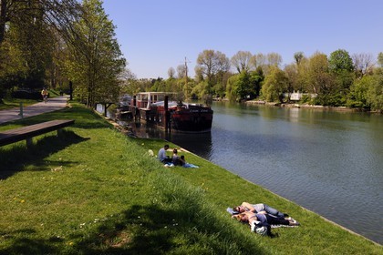 France, Val de Marne, the Marne riverside, the promenade de Polangis at Champigny-sur-Marne and a house boat moored all the year long