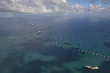 Panama, province de Colon, la baie Limon (Bahia Limon) dans la mer des Caraïbes à la sortie du Canal de Panama coté Atlantique procure un mouillage pour les navires en attente de transit (vue aérienne)