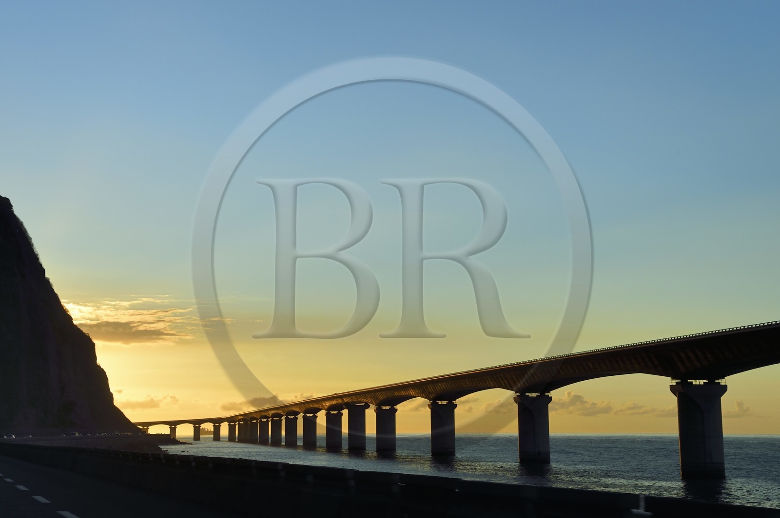 France, Ile de la Reunion, La Possession, la Nouvelle Route du Littoral (NRL), viaduc maritime long de 5,4 km entre la capitale Saint-Denis et le principal port de commerce à l’Ouest