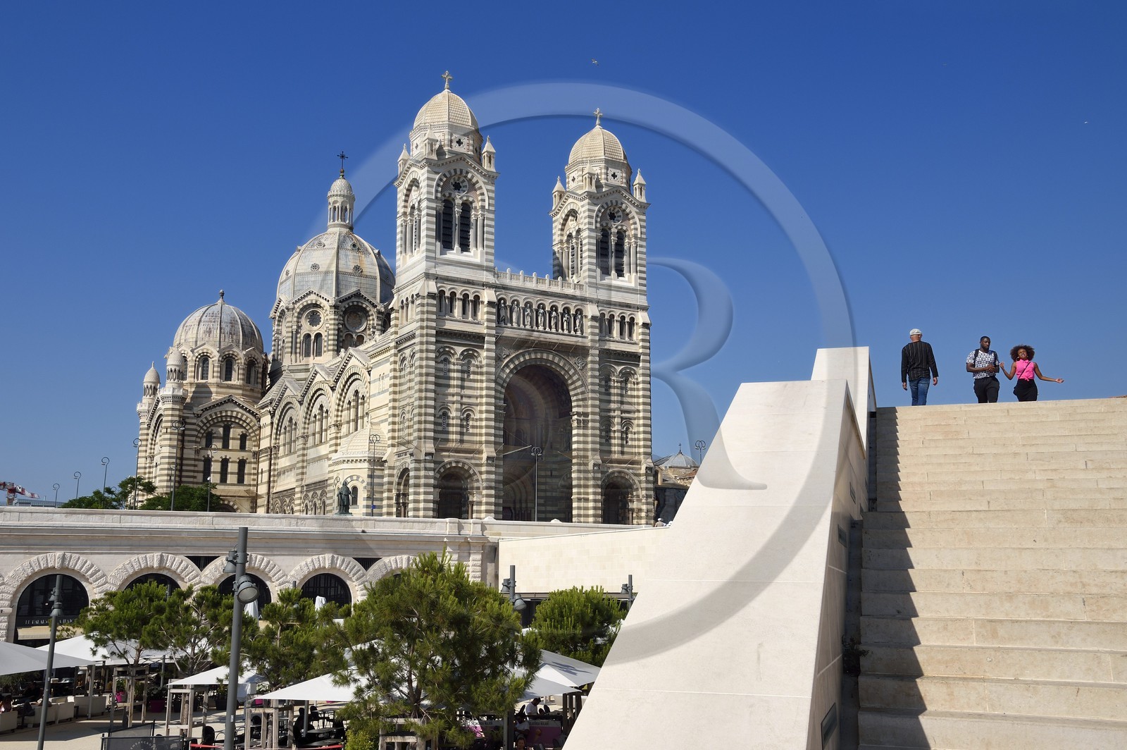 France, Bouches-du-Rhône (13), Marseille, Zone Euroméditerranée, quartier La Joliette, place des Arts, les Voûtes et la Cathédrale La Major (XIXe siècle)