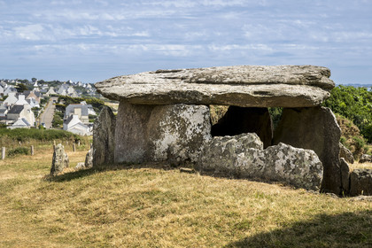 France, Finistère (29), Pays Bigouden, Plouhinec, site préhistorique de Menez Dregan, allée couverte de Menez Korriged, sépulture mégalithique datant du Néolithique final