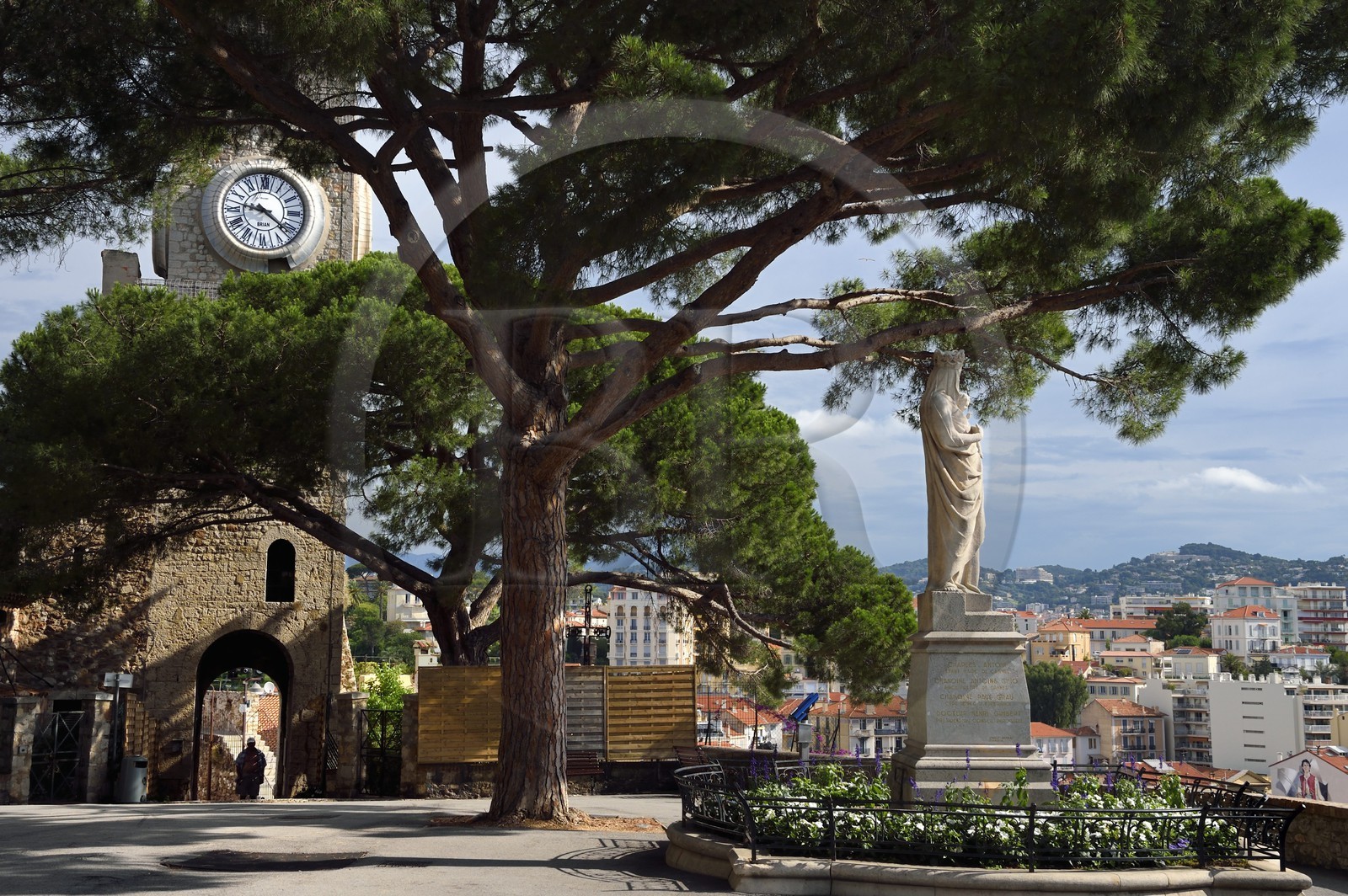 France, Alpes-Maritimes (06), Cannes, la vieille ville dans le quartier Le Suquet, à son sommet l'esplanade entre la Tour du Suquet et le clocher de l'église Notre-Dame-de-l'Espérance