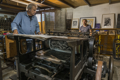 France, Hérault (34), Sète, Atelier DPJ, éditeur et imprimeur d'art, xylogravure, impression de bois gravé sur presse typographique Miehle de 1911