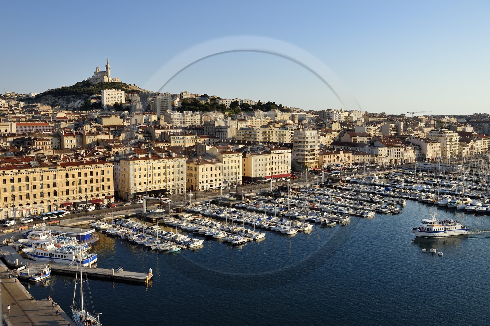 France, Bouches-du-Rhône (13), Marseille, Le Vieux Port, quai de Rive Neuve et quai de la Fraternité, la basilique Notre Dame de la Garde en arrière plan