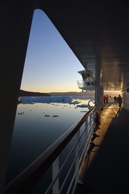 Groenland, cote ouest, baie de Disko, le bateau de croisière MS Fram de la compagnie Hurtigruten progresse entre les icebergs de la baie de Quervain