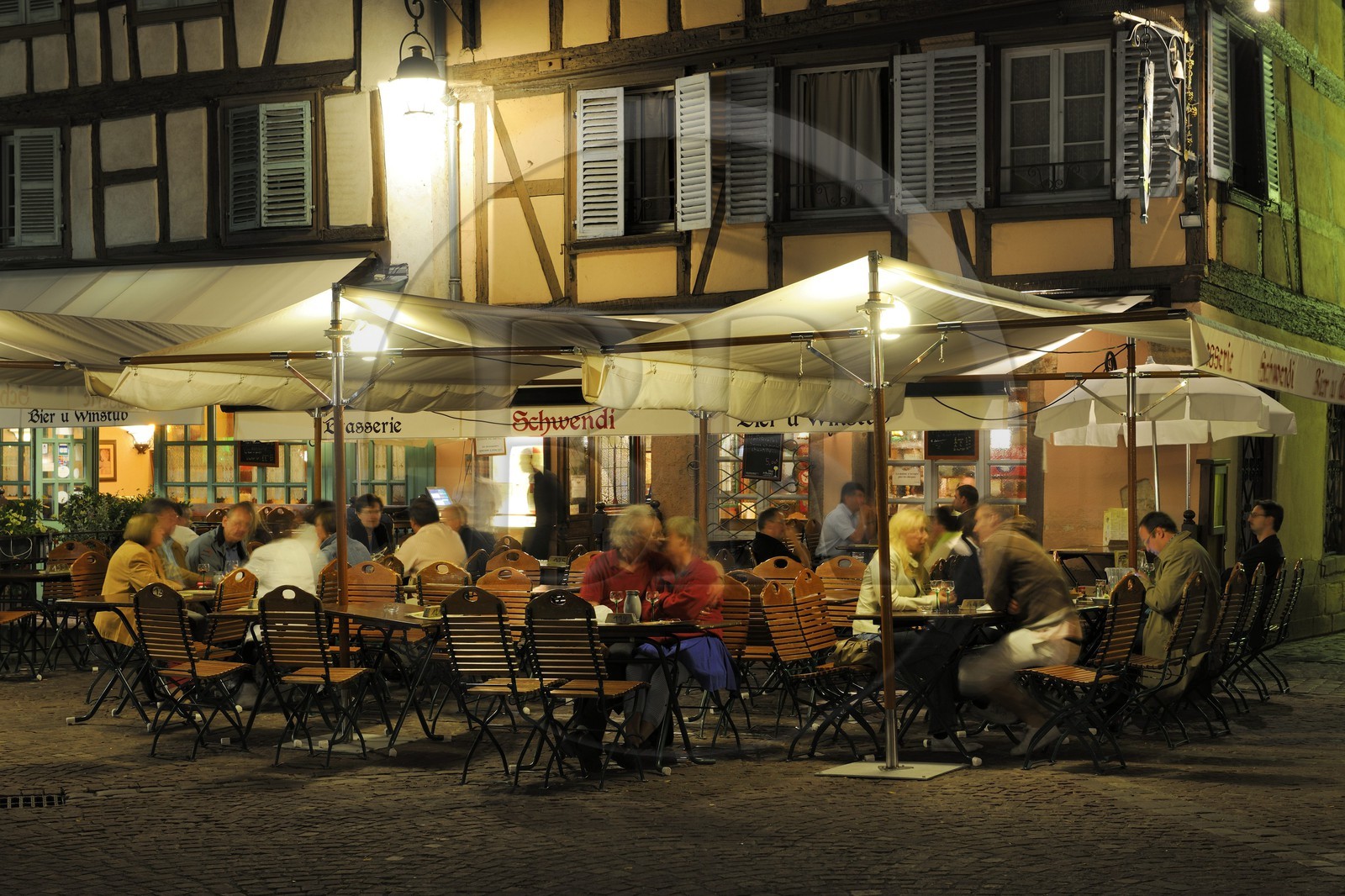 France, Haut-Rhin (68), Colmar, terrasse de café sur la place de l'Ancienne Douane