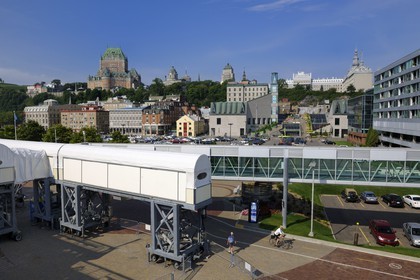 Canada, province de Québec, ville de Québec, Vieux-Québec classé Patrimoine Mondial de l' UNESCO, château Frontenac depuis le port sur le fleuve Saint-Laurent