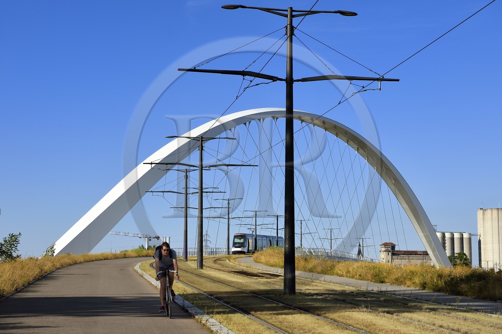 France, Bas-Rhin (67), Strasbourg, le pont piéton, vélo et du tram de la ligne D sur le bassin Vauban reliant Strasbourg à Kehl en Allemagne appelé Pont Citadelle  dans l'ancien Port autonome de Strasbourg