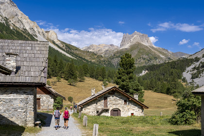 France, Hautes Alpes (05), Névache, la Vallée Étroite à la frontière italienne, hameau les Granges,  le Mont Thabor et le Grand Séru (à droite) en arrière plan