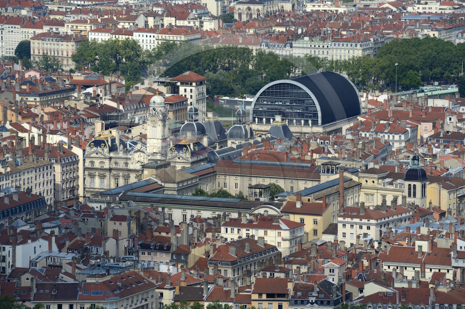 France, Rhône (69), Lyon, site historique classé Patrimoine Mondial de l'UNESCO, l'Hôtel de Ville sur la Place des Terreaux et toit noir moderne de l'Opera en arrière plan