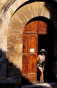 France, Var (83), sortie d'église dans le village de Grimaud