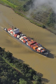 Panama, Canal de Panama, un cargo Panamax porte-conteneurs emprunte la coupe Gaillard (ou coupe Culebra) entre les écluses Pedro Miguel du côté Pacifique et la rivière Chagres menant au lac Gatun (vue aérienne)
