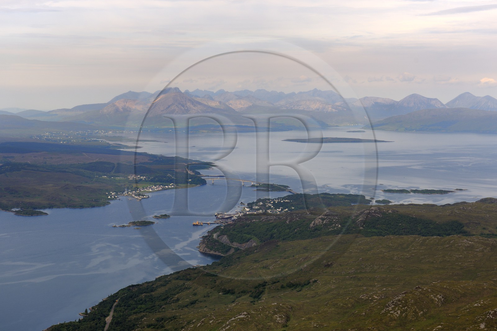Royaume-Uni, Ecosse, Highland, Hébrides intérieures, le pont à Kyle of Lochalsh the et l'Ile de Skye en arrière plan (vue aérienne)