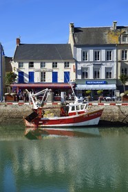 France, Calvados (14), Cote de Nacre, Port-en-Bessin, chalutier dans le port de pêche