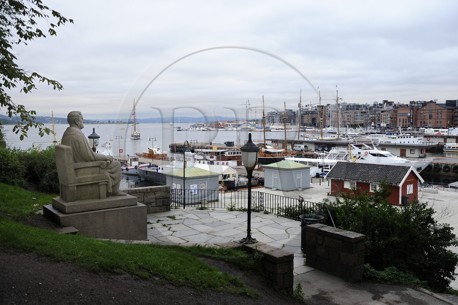 Norvège, Oslo, statue de Franklin Roosevelt observant le port