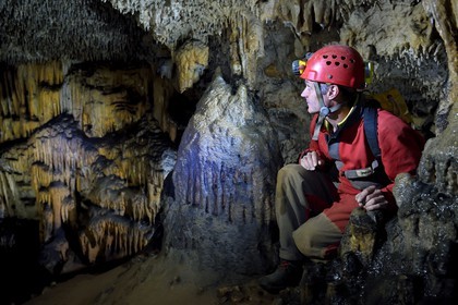 France, Dordogne (24), Périgord Noir, vallée de la Dordogne, Groléjac, le spéléologue Laurent Lignac de Couleur Périgord dans la grotte du Pechialet