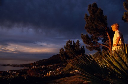 Afrique du sud, péninsule du Cap, enfant à Camps Bay près de la ville du Cap
