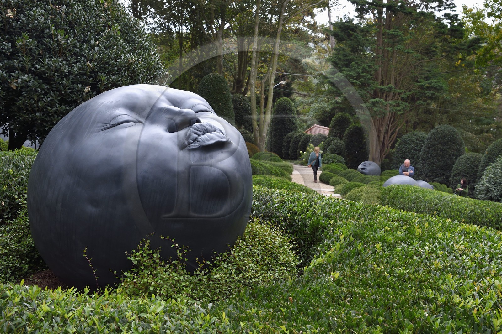 France, Seine-Maritime (76), Pays de Caux, Côte d'Albâtre, Etretat, Les Jardins d'Etretat de Alexander Grivko, les têtes géantes et rondes de Samuel Salcedo
