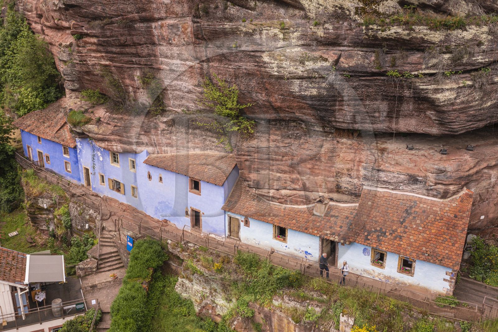 France, Bas-Rhin (67), Parc Naturel régional des Vosges du Nord, Eschbourg, Maisons des Rochers de Graufthal, habitations semi-troglodytiques du XVIIIe siècle et habitées jusqu'en 1958 (vue aérienne)
