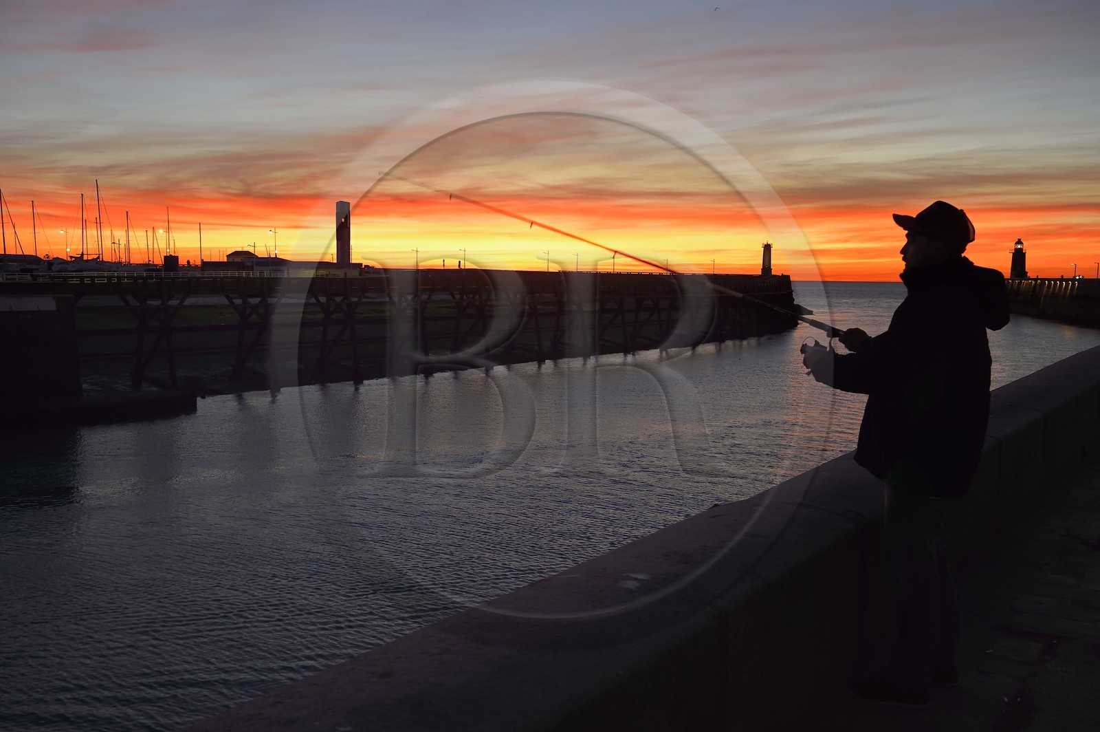 France, Seine-Maritime (76), Pays de Caux, Côte d'Albâtre, passerelle en bois à l'entrée du port de Fécamp