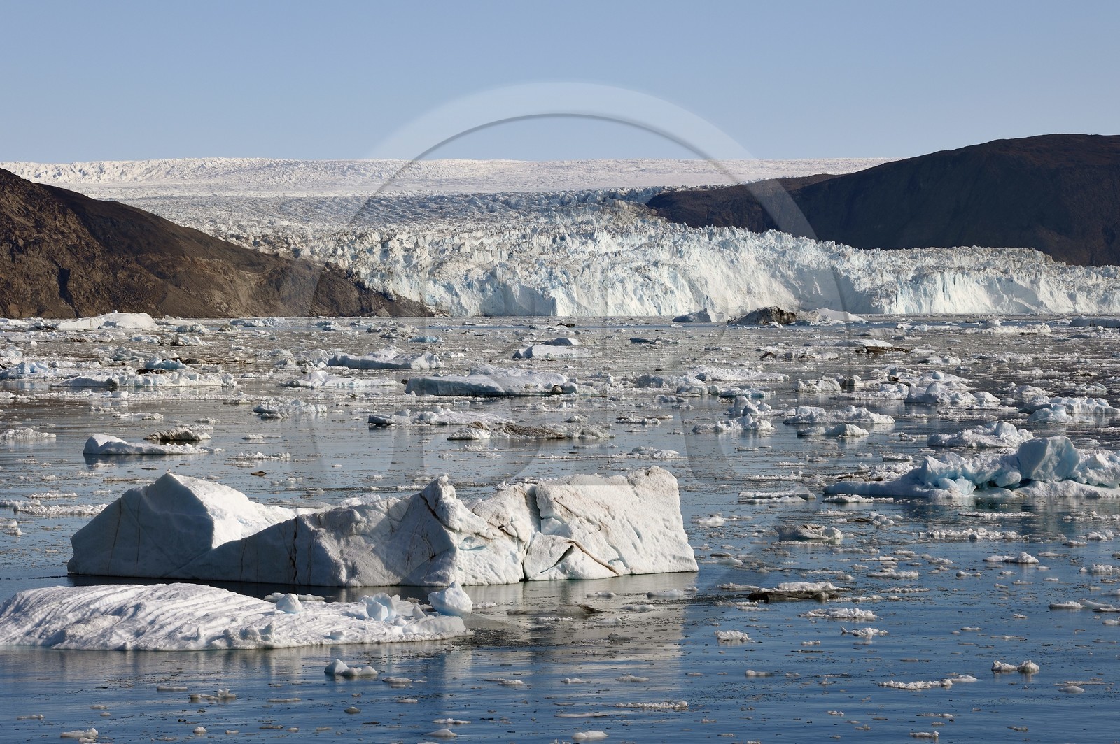 Groenland, cote ouest, baie de Disko, baie de Quervain, le glacier Eqip Sermia (glacier Eqi) s'étale sur 4 km et s'élève jusqu'à 50 mètres de hauteur