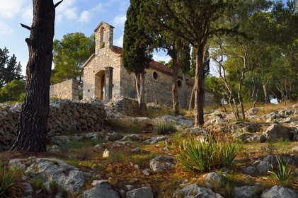 Croatie, Dalmatie, cote dalmate, Ile de Hvar, la ville de Hvar, église Notre-Dame de Kruvenica sur la colline
