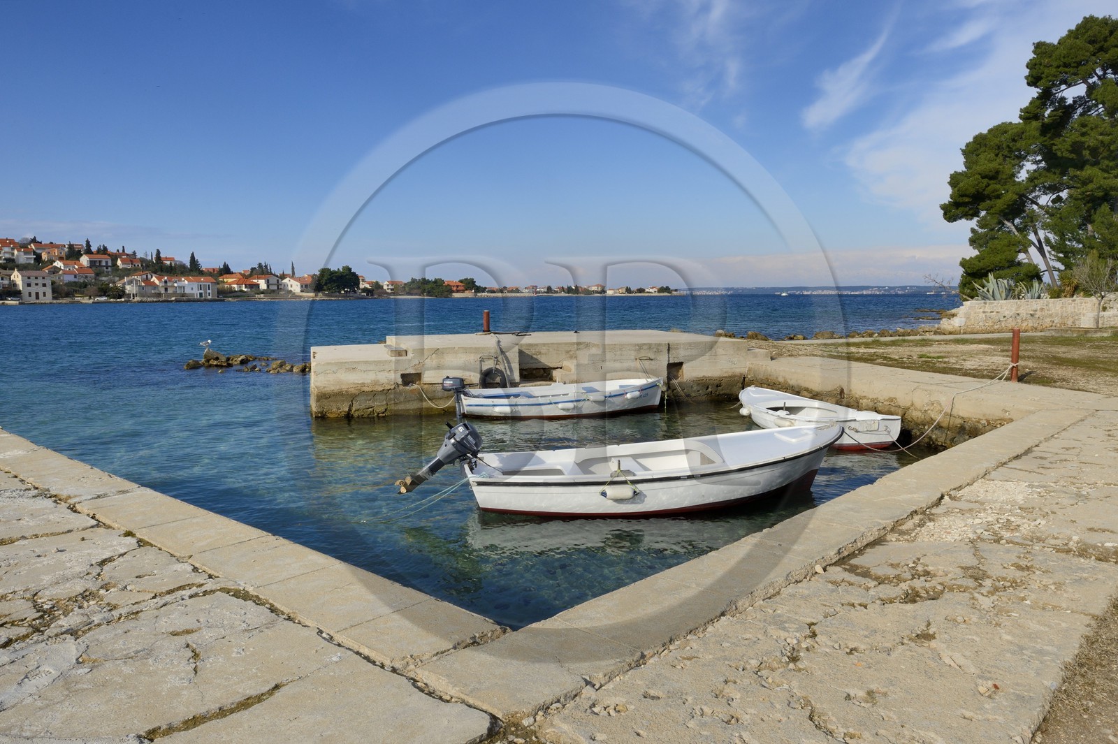 Croatie, Dalmatie, côte dalmate, Ile d’Ugljan, Preko, Monastère Franciscain de l'îlot Galovac, le petit port