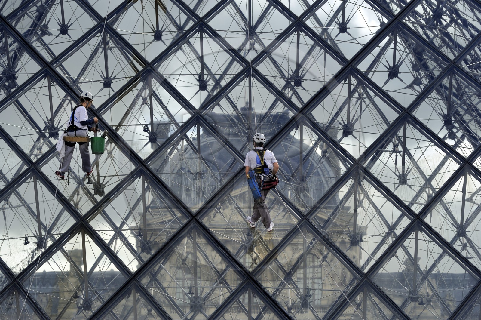 France, Paris (75), le musée du Louvre, laveurs de vitres sur la façade en verre de la pyramide de l'architecte Ieoh Ming Pei