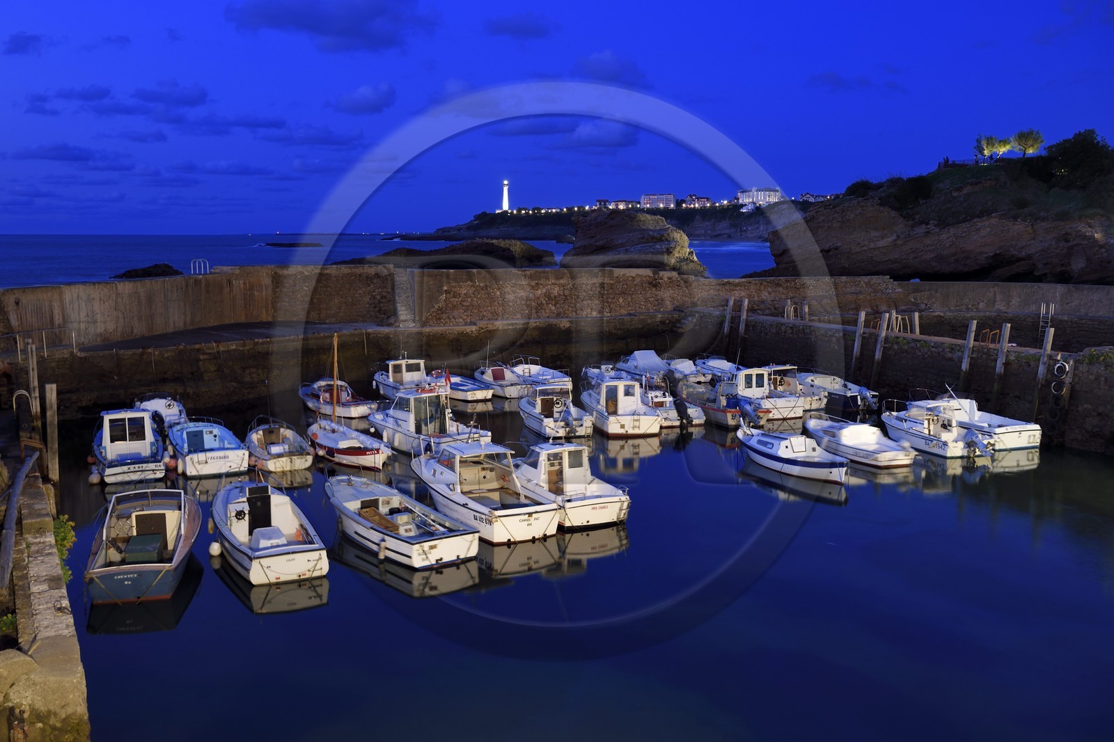 France, Pyrénées-Atlantiques (64), Pays-Basque, Biarritz, le Port des Pecheurs, le phare et le rocher du Basta en arrière plan