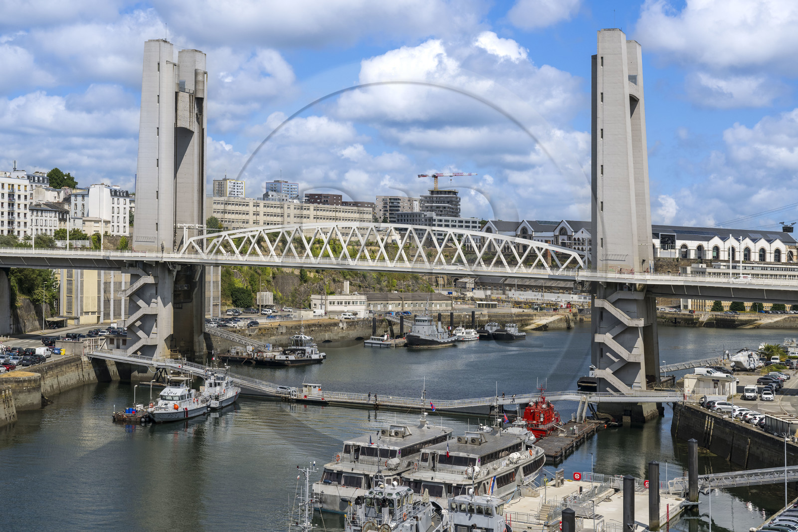 France, Finistère (29), Brest, l'arsenal, le port militaire est une base navale de la Marine nationale, le pont de Recouvrance passe au dessus de la rivière Penfeld
