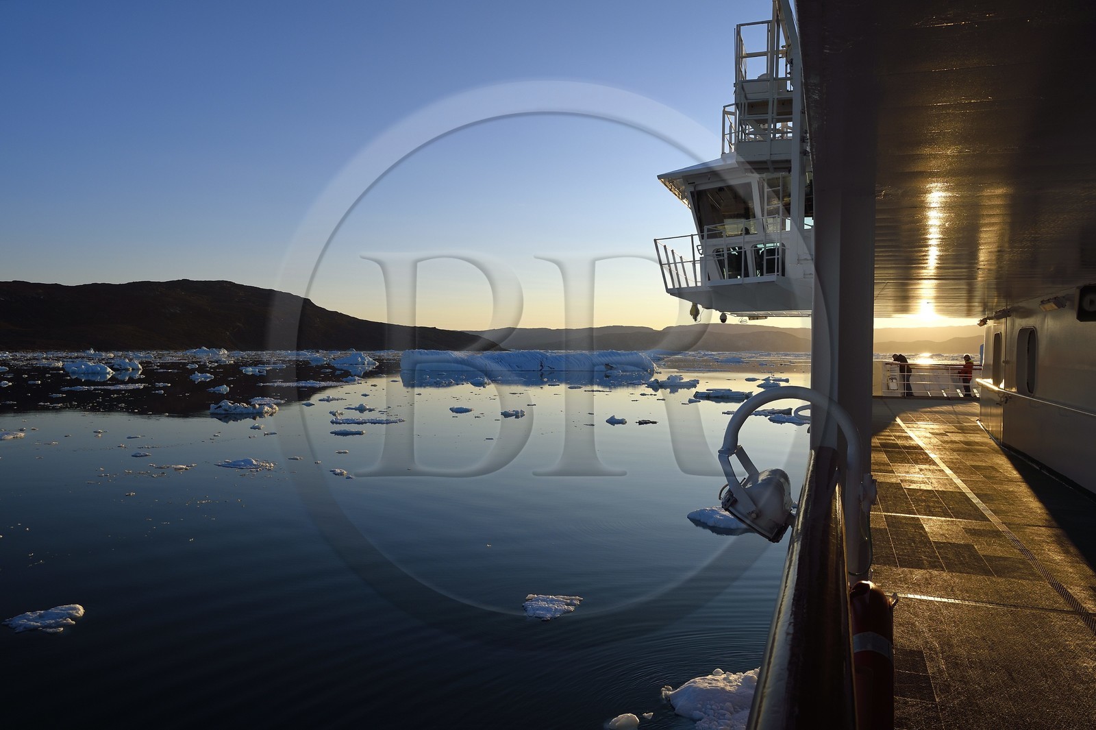 Groenland, cote ouest, baie de Disko, le bateau de croisière MS Fram de la compagnie Hurtigruten progresse entre les icebergs de la baie de Quervain