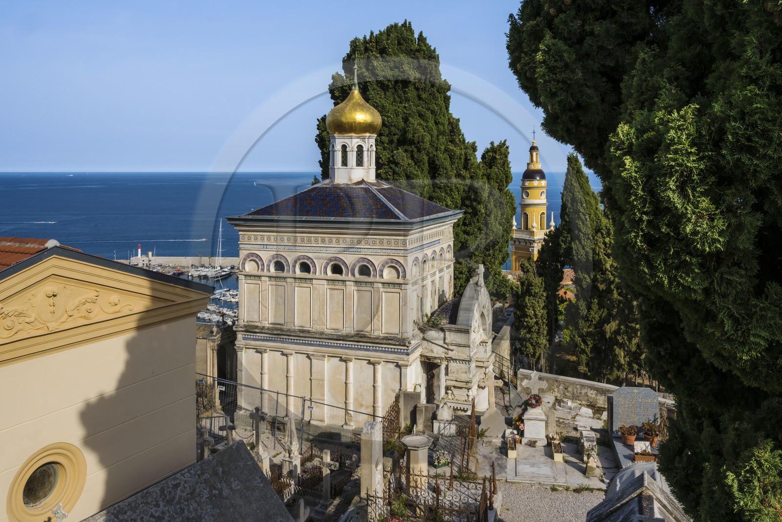 France, Alpes-Maritimes (06), Menton, la vieille ville, le cimetière du Vieux-Chateau, cimetière marin, chapelle orthodoxe édifiée en 1884 par le comte Protassov-Bechmetieff, la Basilique Saint Michel en arrière plan