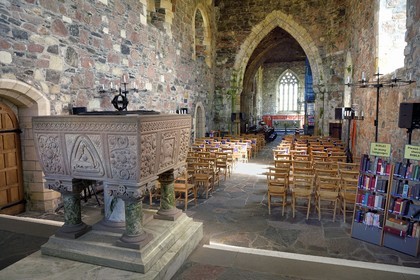 Royaume-Uni, Ecosse, Highland, Hébrides intérieures, Ile de Iona face à l'Ile de Mull, église (vers 1200) de l'abbaye d'Iona fondée par Saint Columba au VIème siècle