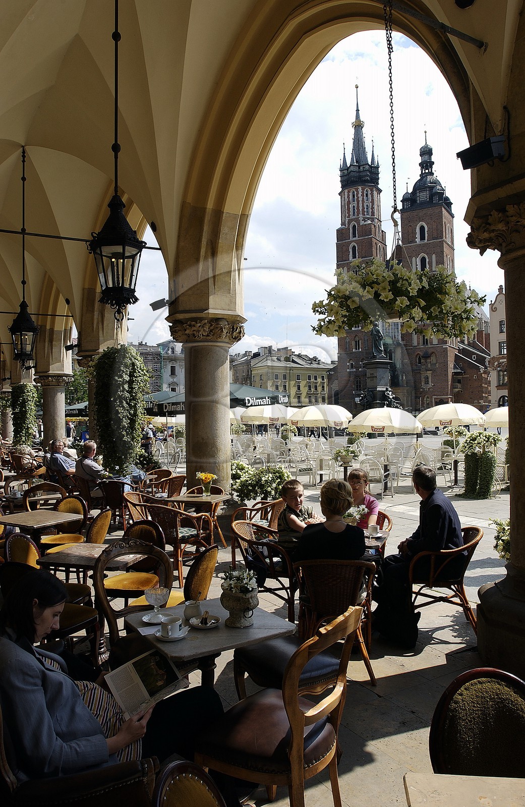 Pologne, Cracovie, vieille ville (Stare Miasto), terrasse de café sous la Halle aux Draps sur la place du Marché face à Notre-Dame