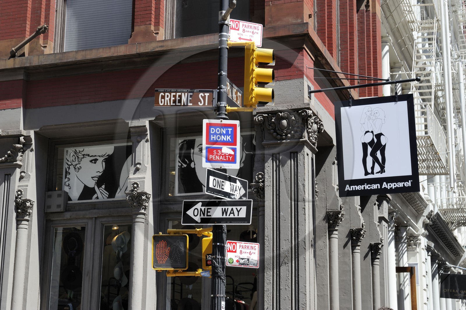 Etats-Unis, New York, Manhattan, Soho, enseigne de magasin et panneau indicateurs