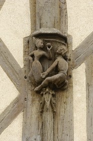 France, Loir et Cher (41), Blois, maison des acrobates du 15è siècle, détail des pans de bois sculptés