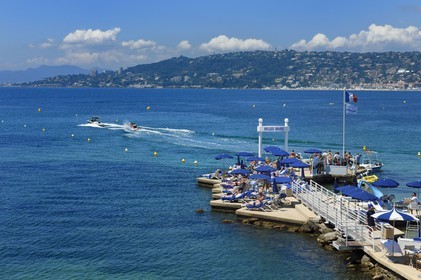 France, Alpes-Maritimes (06), Antibes,  Juan-les-Pins, ski nautique et le ponton de l'hotel Belle Rives