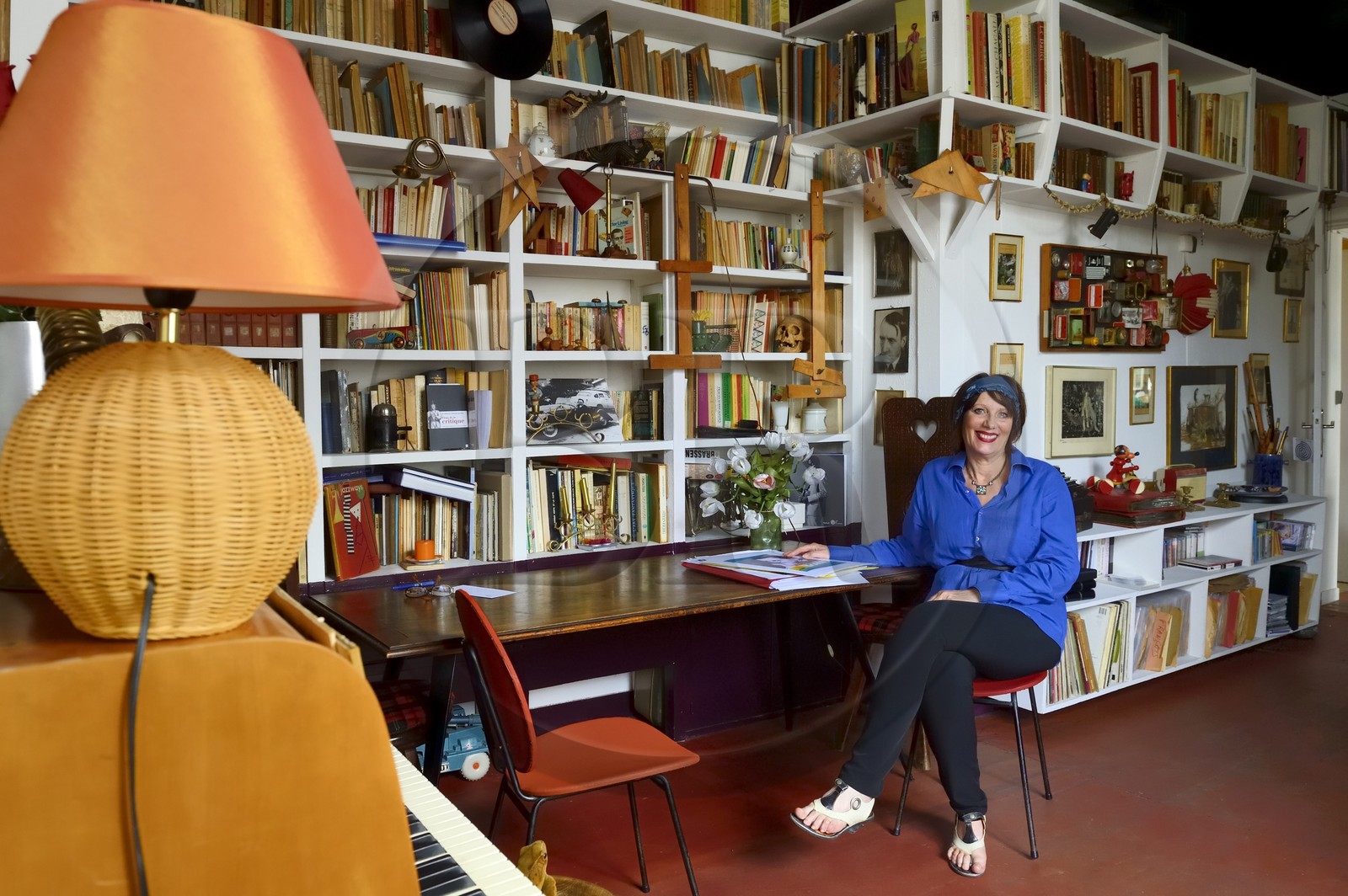 Paris (75), Cité Véron au 94 Bd de Clichy, appartement de Boris Vian, Nicole Bertolt qui gère le souvenir et l'oeuvre de Vian