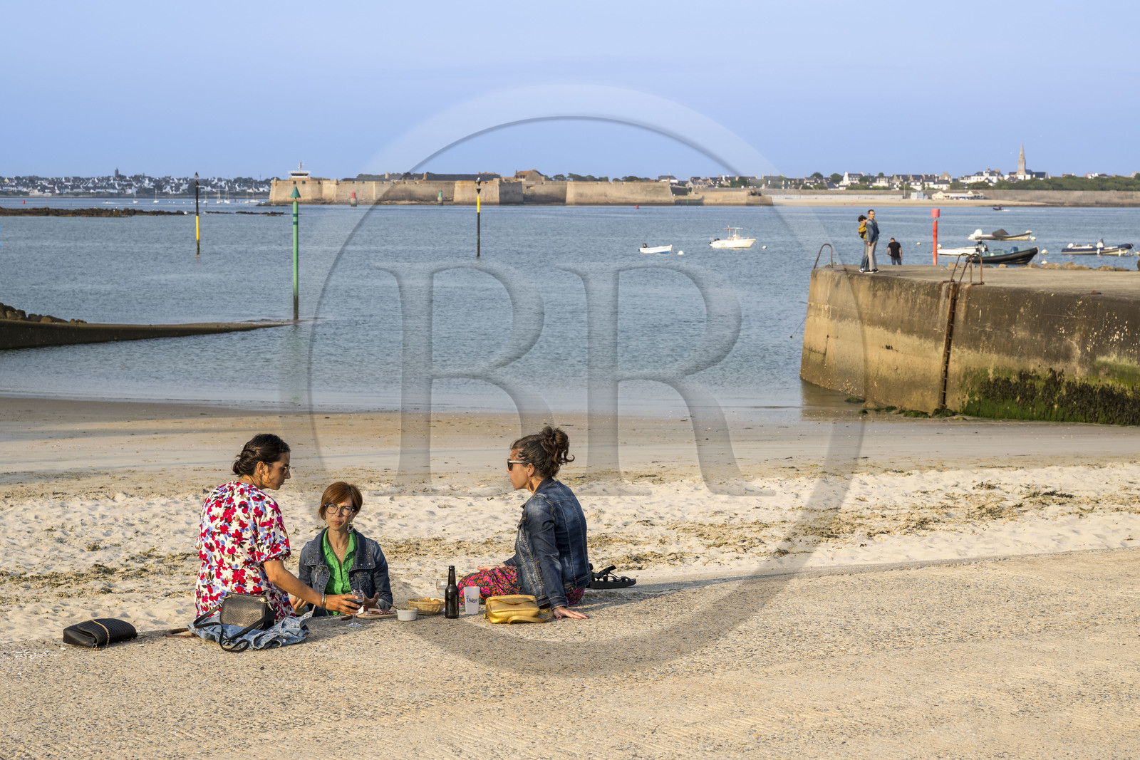 France, Morbihan (56), rade de Lorient, Larmor-Plage, Pointe des Blagueurs à l'extrémité de la plage de Port-Maria et Port-Louis en arrière plan