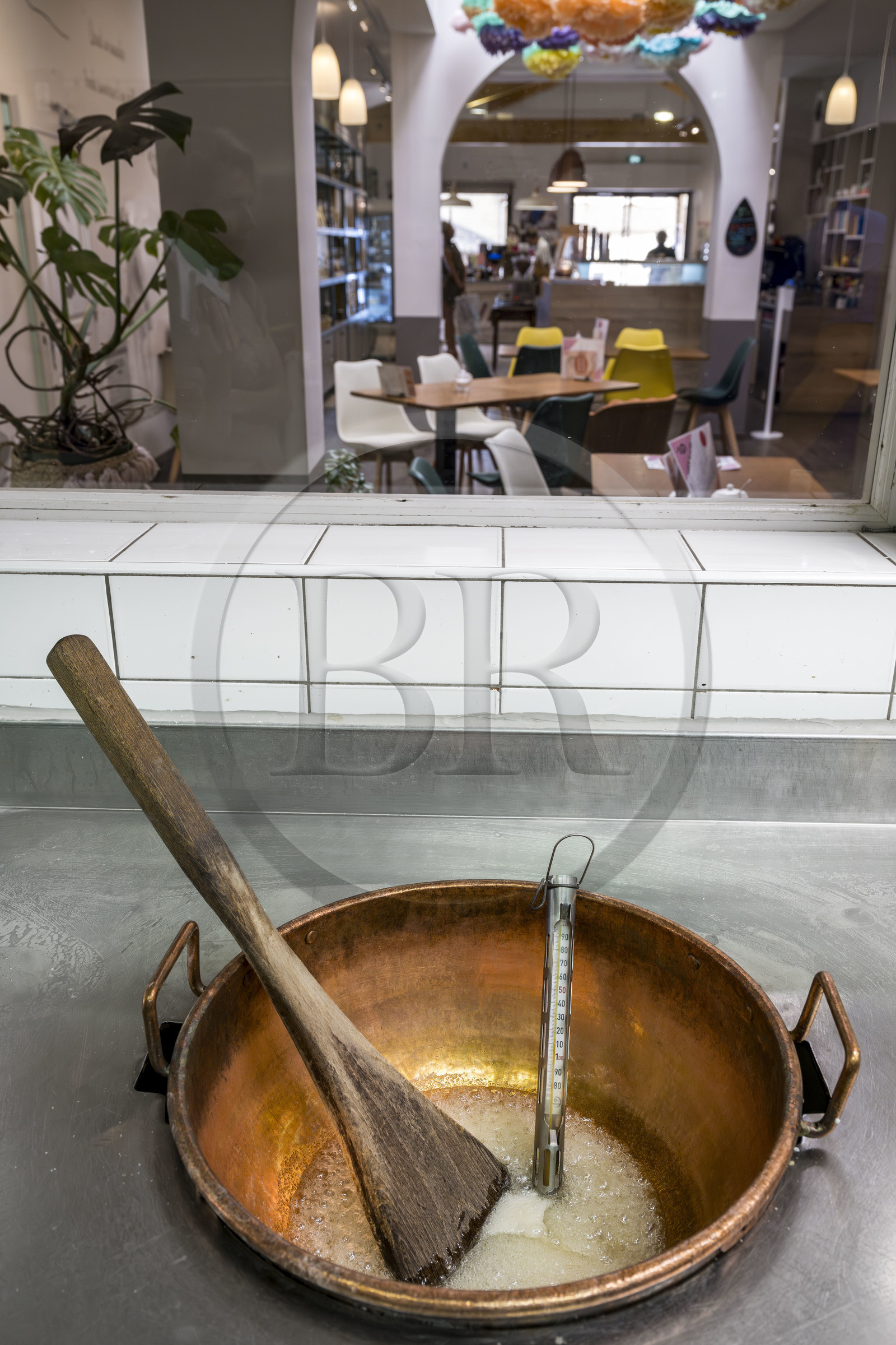 France, Vaucluse (84), Saint Didier, dans l'atelier de fabrication des Nougats Silvain, paysans nougatiers, Charles-Henri Bagnol confectionne une plaque de nougat noir, préparation de la base de miel caramélisé
